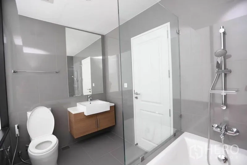公寓 出租或出售在Bang Rak, Bangkok - 第二卫生间，浴缸配手持花洒，玻璃隔断与悬挂洗手台