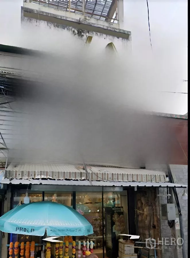 店屋 出租在Bang Rak, Bangkok - 临街店屋立面，店面雨棚与街边商铺。
