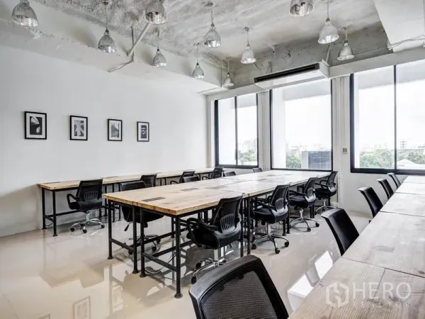 办公空间 出租在Khlong Toei, Bangkok - 开放式办公区，超长工作台、抛光地面与采光充足的落地窗