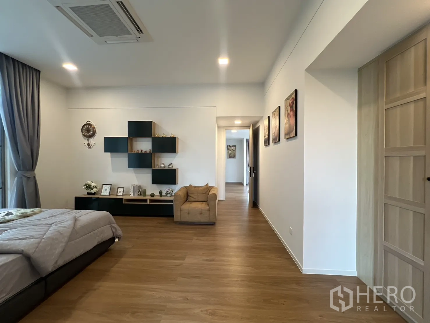 Detached House for rent in Saphan Sung, Bangkok - Extra-large master bedroom with seating area and wall shelving.