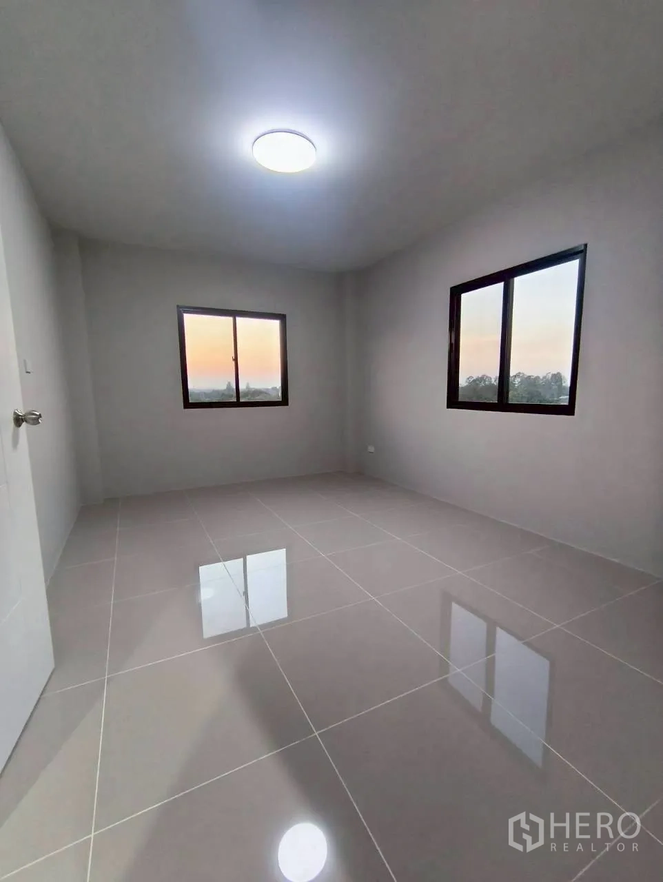 Warehouse for rent in Mueang Nonthaburi, Nonthaburi - Unfurnished room with tiled floor and two windows.