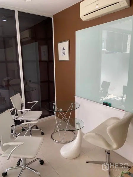 带办公室的家 出租在Wang Thonglang, Bangkok - 会议角落，玻璃小圆桌、旋转椅和玻璃白板。
