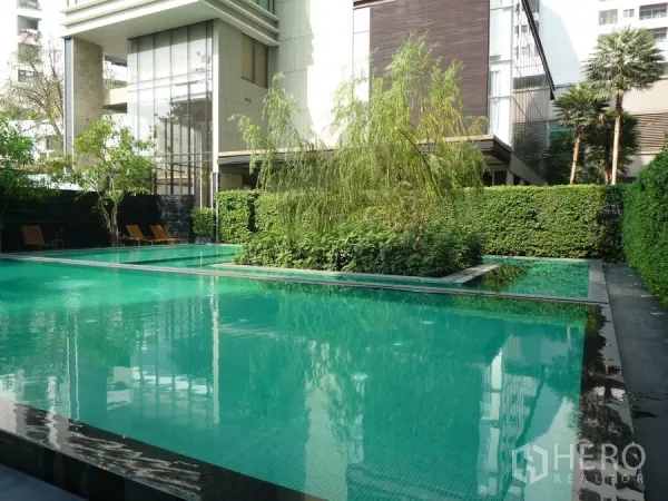 คอนโด ให้เช่าในKhlong Toei, Bangkok - สระว่ายน้ำกลางแจ้งล้อมด้วยสวนหย่อมเขียวชอุ่มของคอนโดในกรุงเทพฯ
