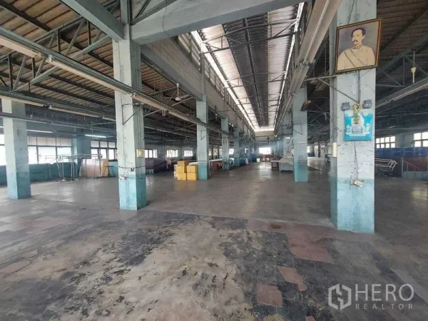 คลังสินค้า ให้เช่าในMin Buri, Bangkok - ฮอลล์สไตล์โรงงานพื้นที่เปิดโล่ง มีเสากลางเรียงตัว สกายไลท์ และพื้นคอนกรีตทนทาน