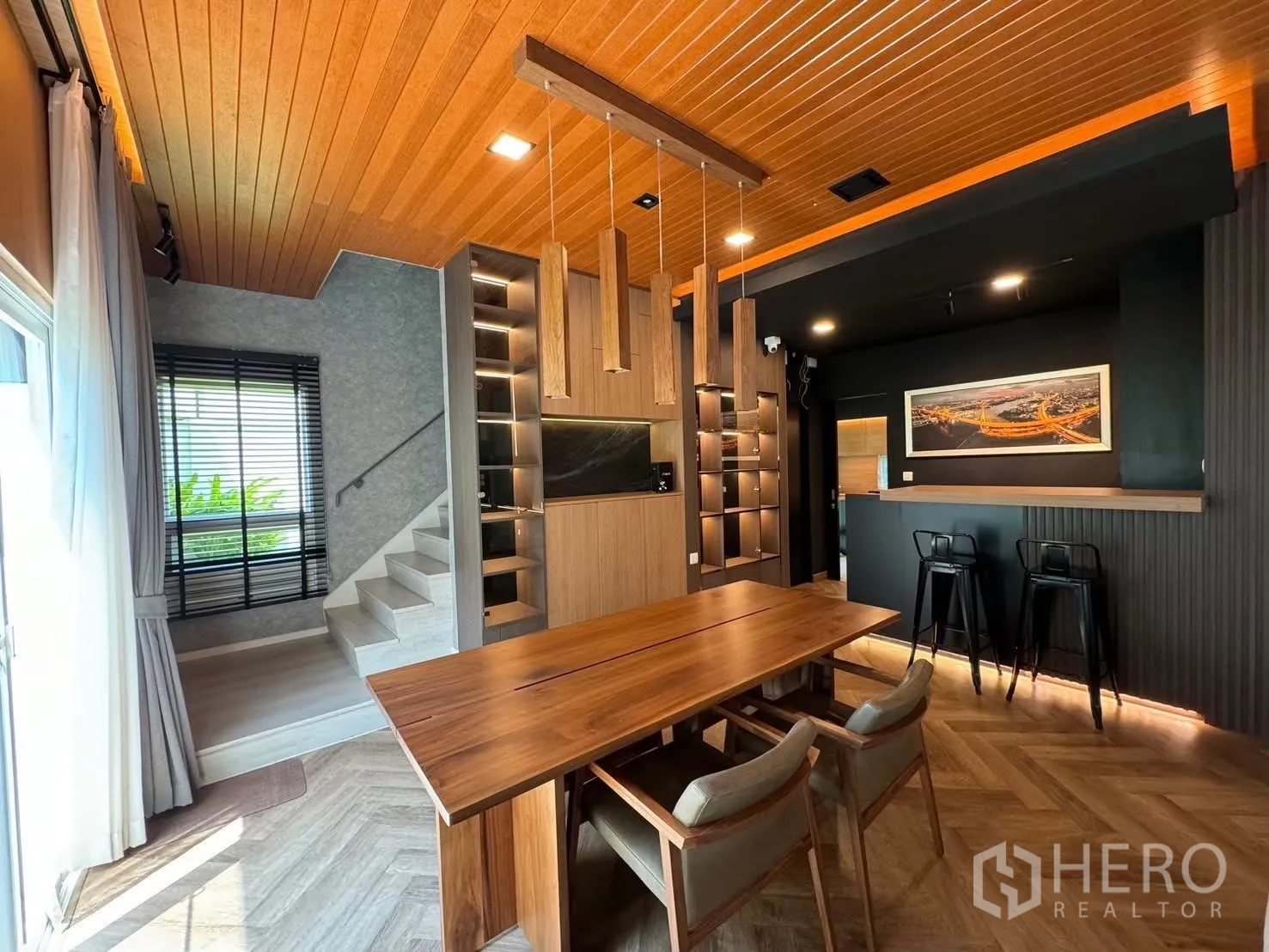 Detached House for rent in Prawet, Bangkok - Study corner with chaise lounge, long built-in desk and windows.
