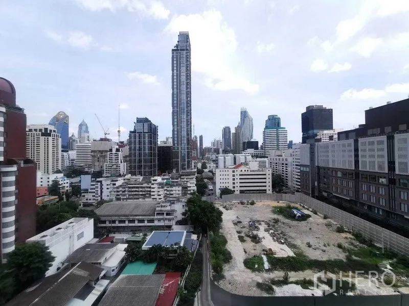 Condominium for rent in Ratchathewi, Bangkok - Daytime skyline view over Ratchathewi from a high-floor balcony.