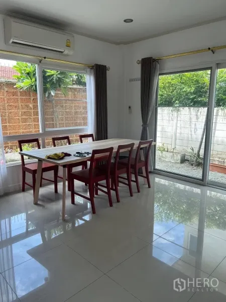 Detached House for rent or sale in Bang Phli, Samut Prakan - Dining area with six-seat table, air conditioning and floor-to-ceiling windows.