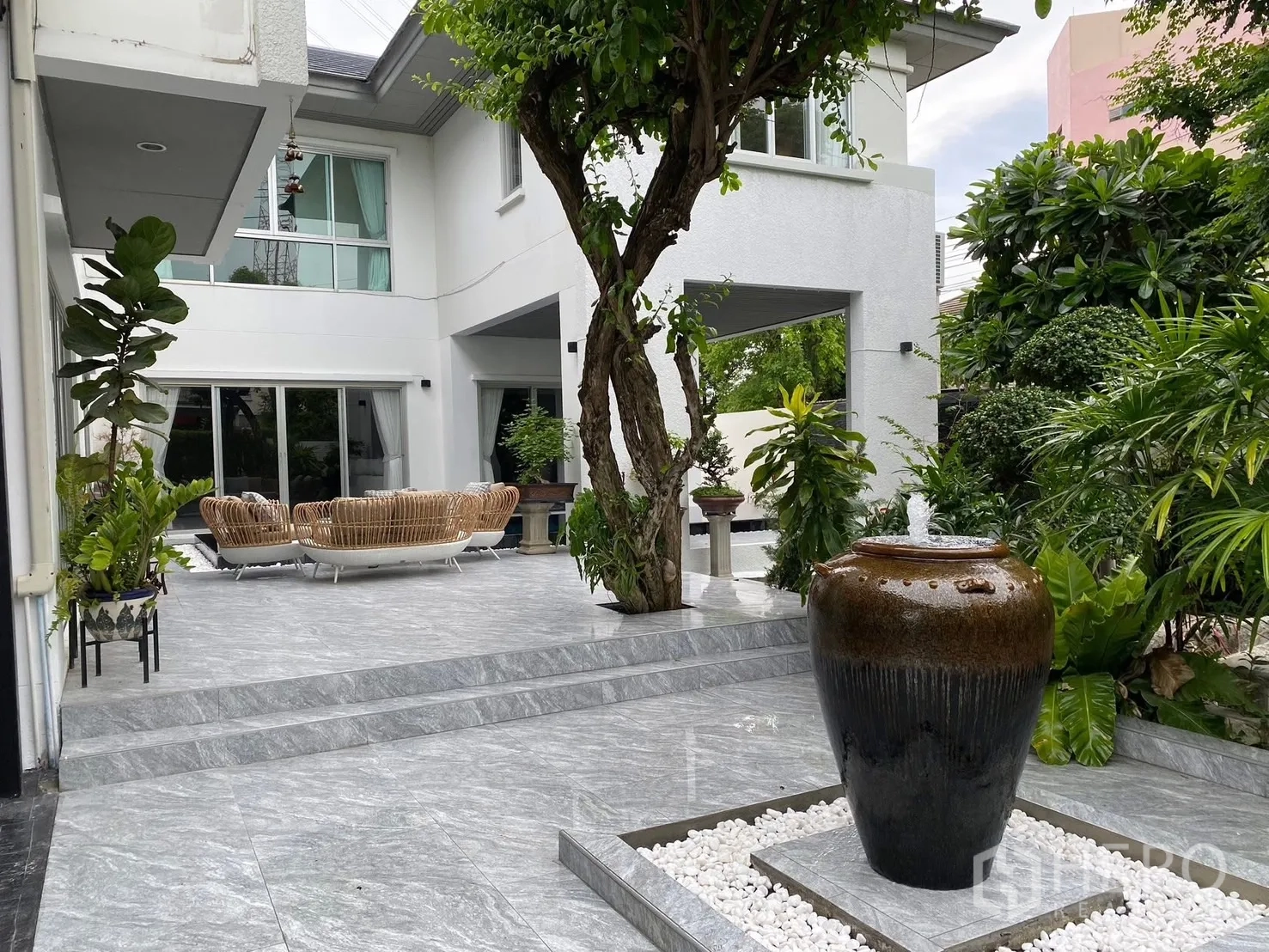 บ้าน ให้เช่าในSuan Luang, Bangkok - คอร์ทยาร์ด น้ำพุ กลางต้นไม้ใหญ่และมุมนั่งเล่น