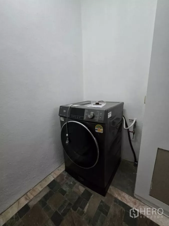 公寓 出租在Pathum Wan, Bangkok - 洗衣角落，前开门洗衣机与地砖。