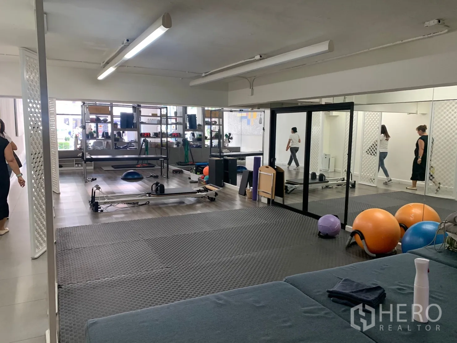 店屋 出租在Watthana, Bangkok - 宽敞的工作室楼层，镜面墙、改革者器械与展示架