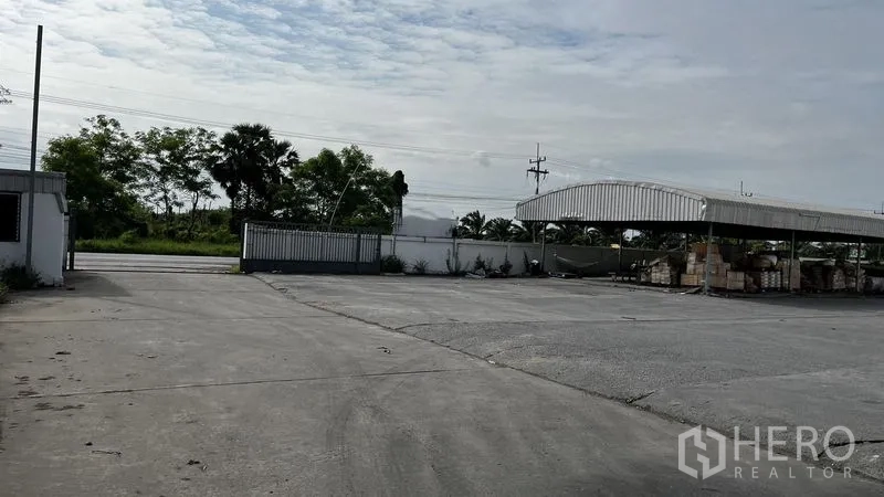 工厂 出租或出售在Pathum Thani - 正门货场，宽阔混凝土坪与有顶装卸区