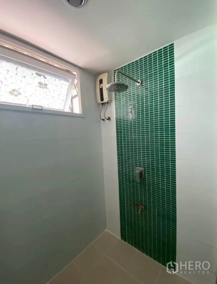 ทาวน์เฮาส์ for rent in Phra Khanong, Bangkok - ห้องอาบน้ำแบบวอล์กอิน ผนังโมเสกสีเขียว หน้าต่าง และเครื่องทำน้ำอุ่น