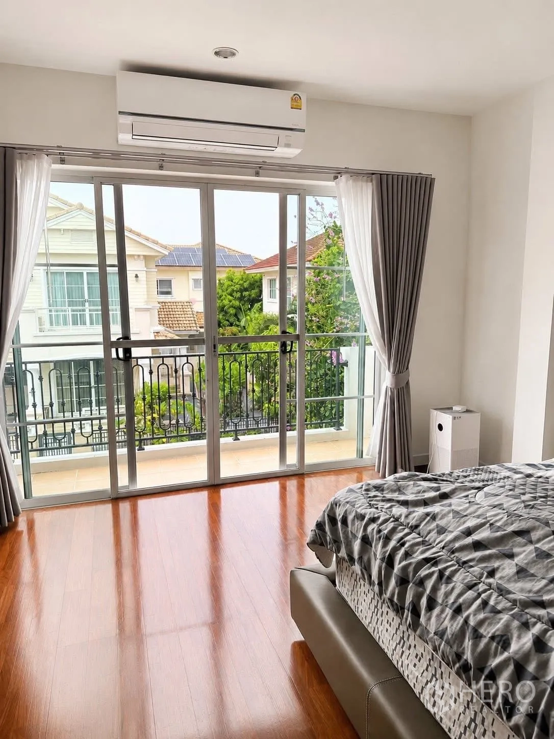 独栋房屋 for rent in Prawet, Bangkok - 主卧推拉落地门通往阳台，可眺望社区绿意。