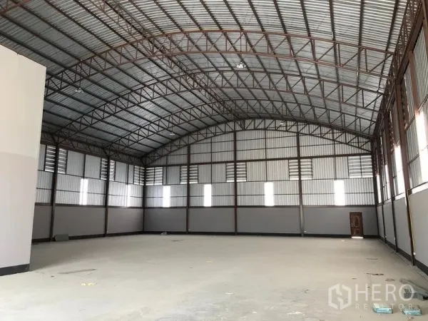โรงงาน ให้เช่าหรือขายในBang Len, Nakhon Pathom - พื้นที่โกดังโปร่งหลังคาโค้งโครงเหล็ก มีช่องลมและพื้นคอนกรีต