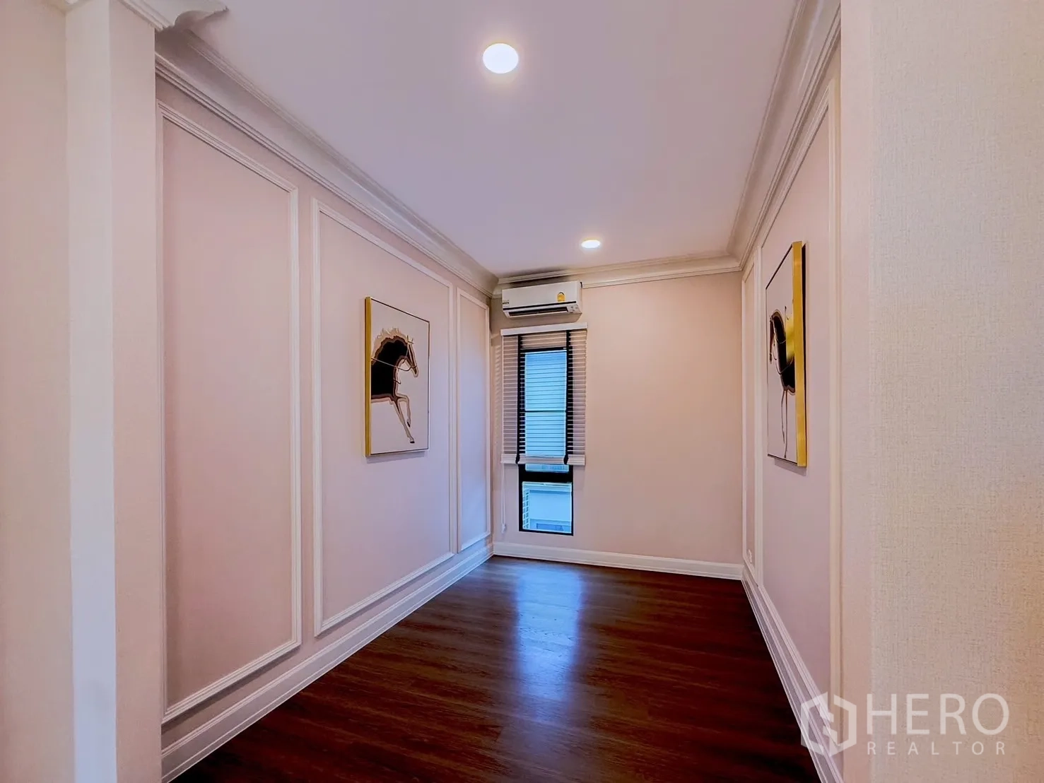 Detached House for rent in Saphan Sung, Bangkok - Empty multi-purpose room with wall molding and wood floor.