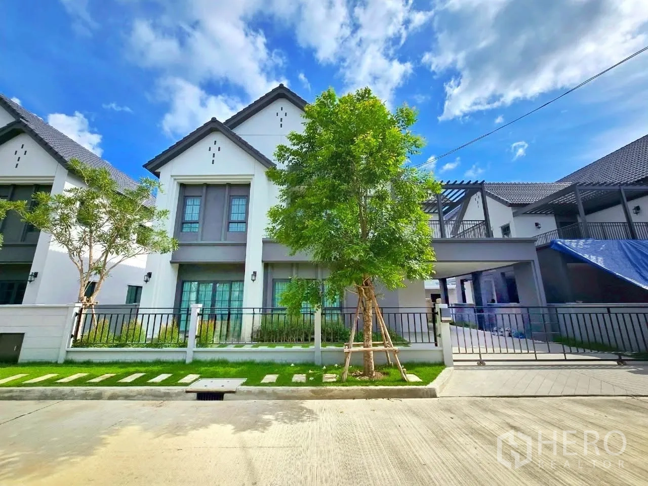 Detached House for rent in Bang Phli, Samut Prakan - Modern detached house exterior with gated front yard