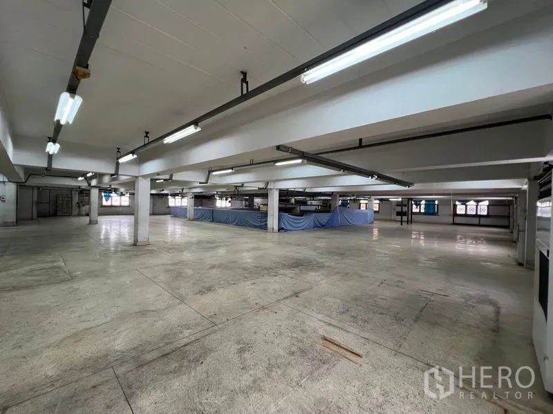 คลังสินค้า ให้เช่าในBang Kapi, Bangkok - พื้นที่โถงกว้างไร้เสากีดขวาง พร้อมคานและไฟเพดานสว่าง เหมาะงานโลจิสติกส์.