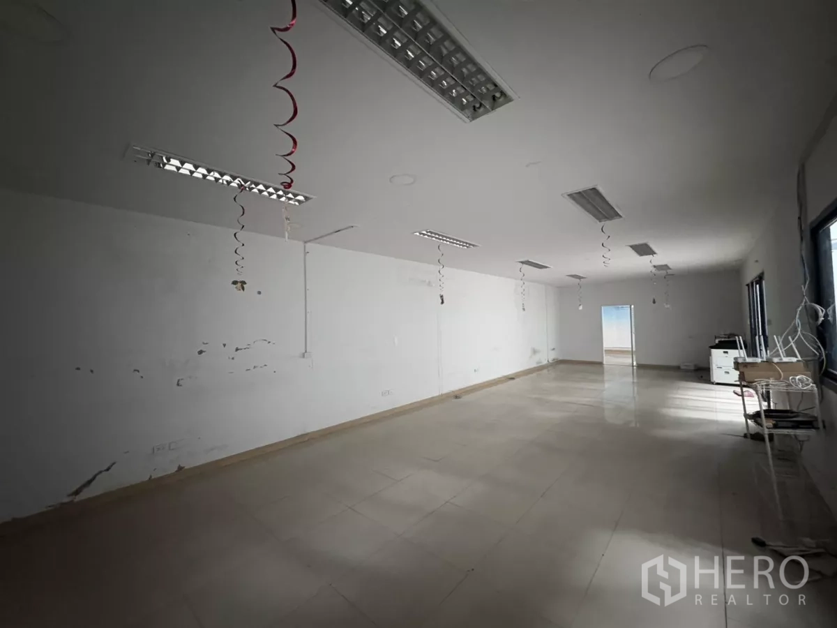 货栈 出租在Bang Phli, Samut Prakan - 狭长办公室，亮面地砖与吊装日光灯。
