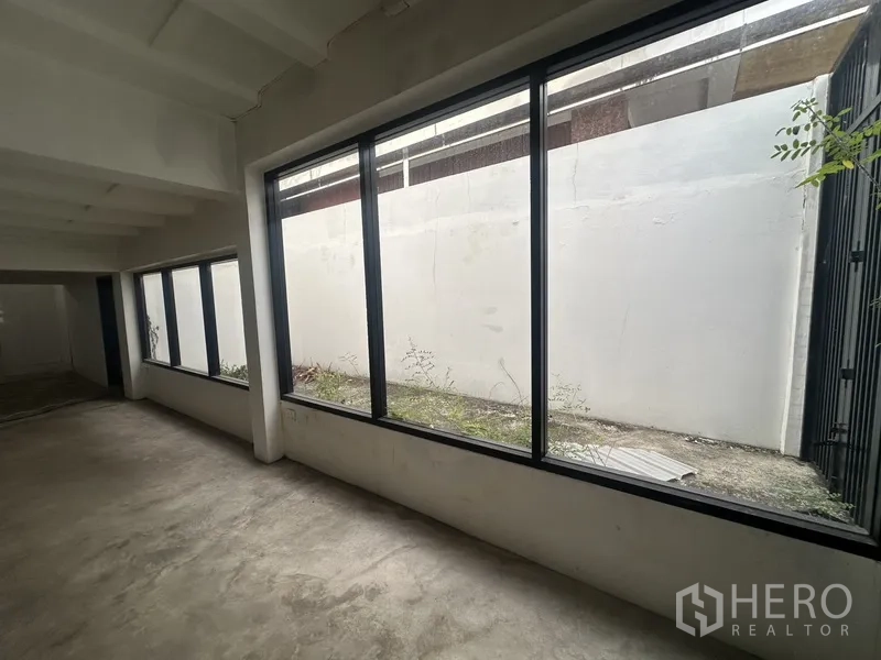Home Office for rent or sale in Bang Na, Bangkok - Long row of windows facing a side garden lightwell.