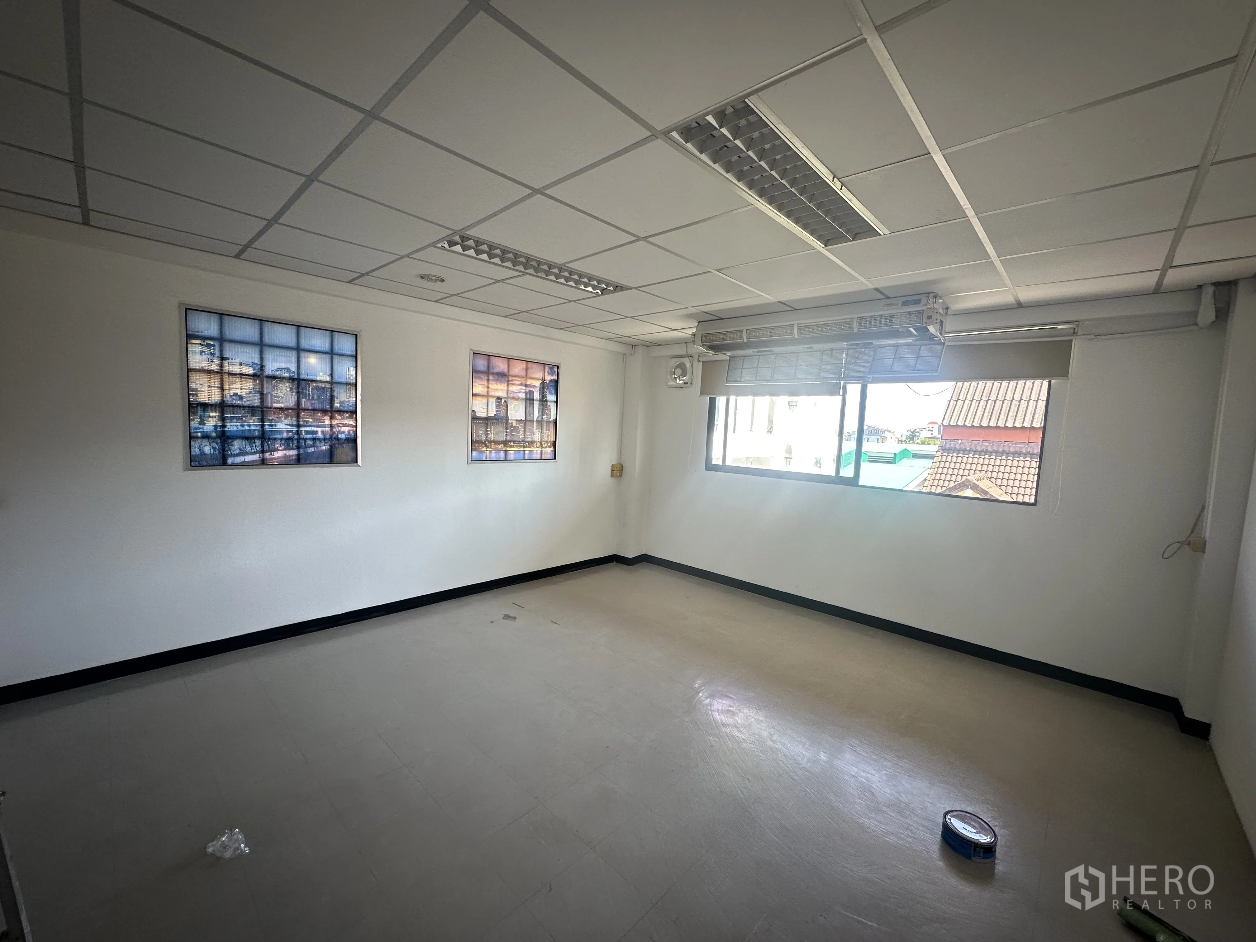 ออฟฟิศ for rent in Watthana, Bangkok - ห้องสำนักงานสว่างพร้อมหน้าต่างบานกว้าง ภาพติดผนัง เพดานหลุมและมู่ลี่