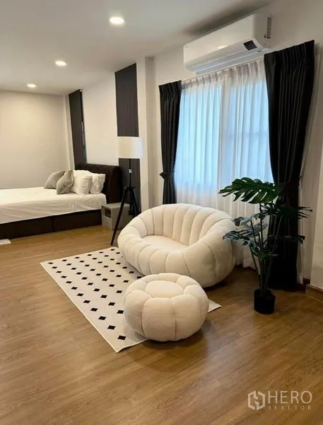 บ้าน ให้เช่าในBang Phli, Samut Prakan - มุมพักผ่อนในห้องนอน เก้าอี้กำมะหยี่พร้อมสตูล ข้างเตียง พร้อมเครื่องปรับอากาศ