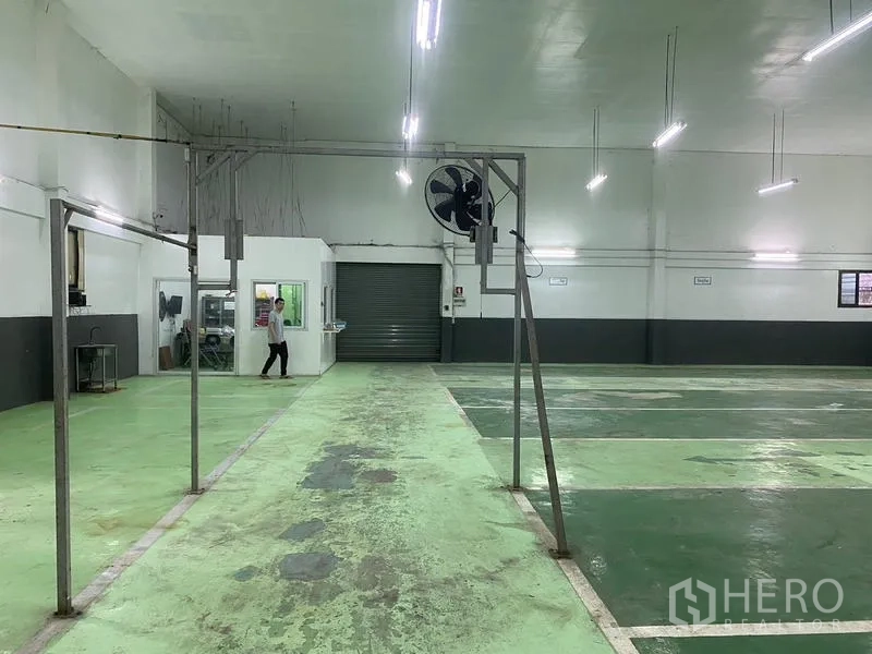 Warehouse for rent in Lam Luk Ka, Pathum Thani - Warehouse hall with roller shutter door and small office room