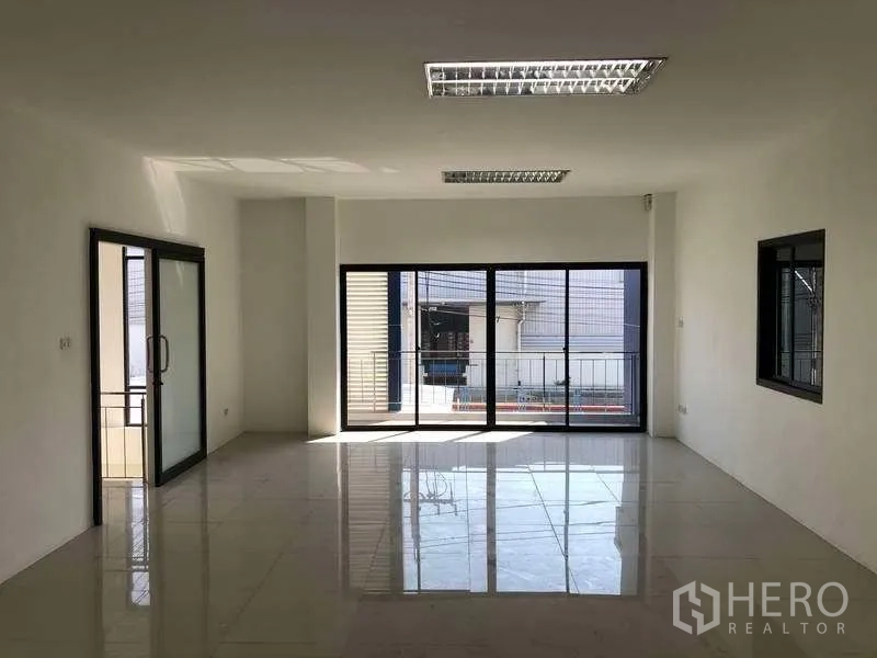 工厂 出租或出售在Bang Phli, Samut Prakan - 宽敞的二层办公室，带大幅推拉窗与小阳台栏杆视野。