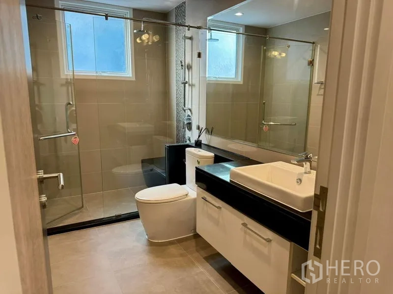 公寓 出售在Ratchathewi, Bangkok - 第二浴室，玻璃淋浴间、宽工作台面与窗户。
