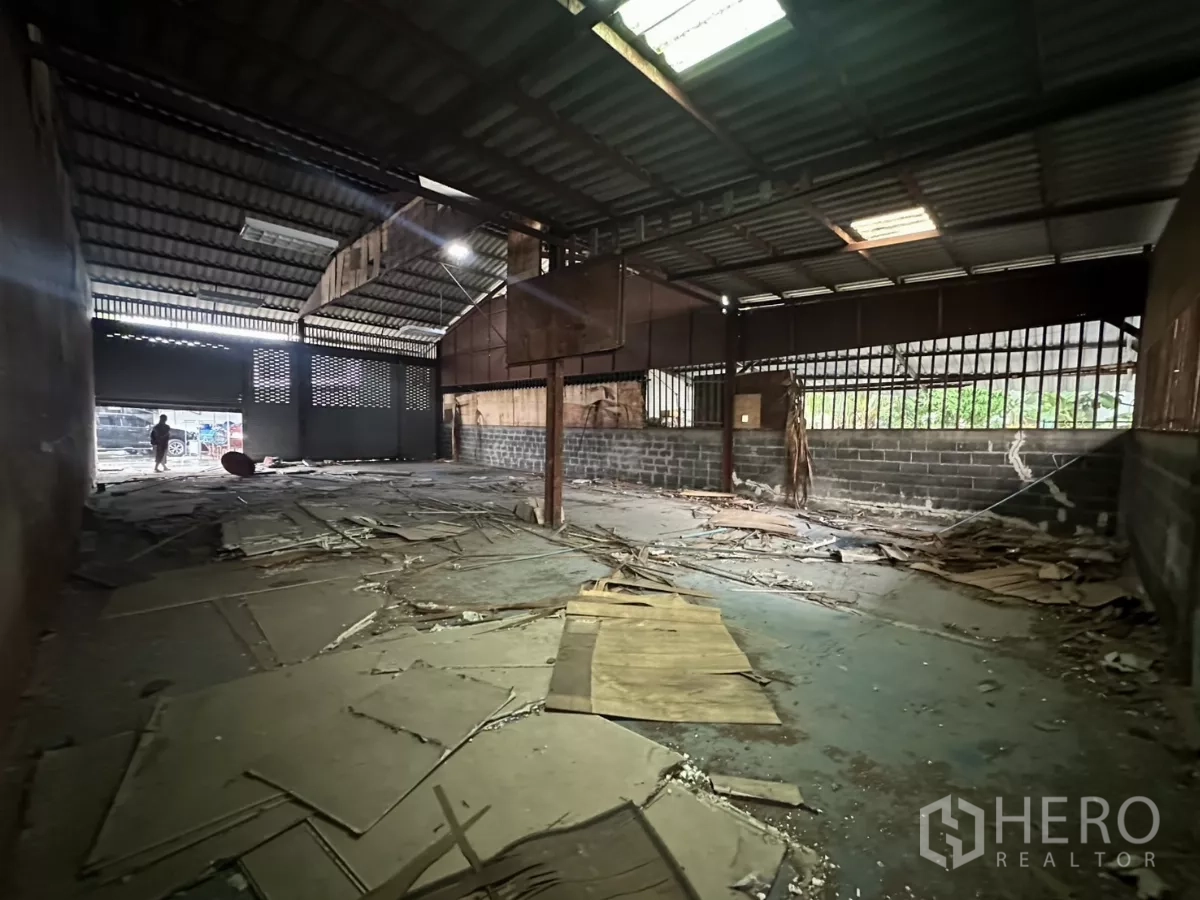 คลังสินค้า ให้เช่าหรือขายในYan Nawa, Bangkok - โถงโล่งใกล้ทางเข้า มีสกายไลท์ เสาเหล็ก และบล็อกช่องลม