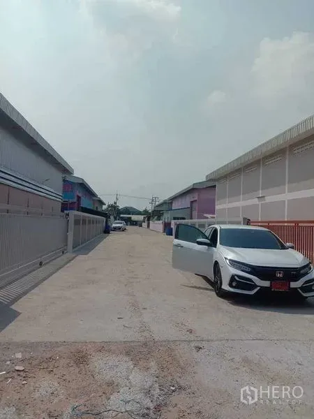 คลังสินค้า ให้เช่าในPathum Thani - ซอยภายในโครงการมีรั้วรอบและที่จอดรถ หน้าโกดังหลายยูนิต เข้าถึงรถบรรทุกสะดวก