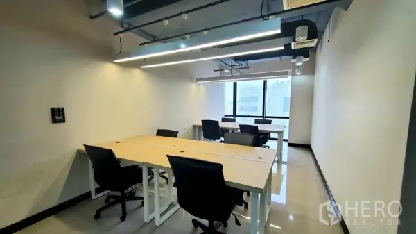 สำนักงาน ให้เช่าในWatthana, Bangkok - ห้องทำงานส่วนตัว โต๊ะแชร์งานหลายที่นั่ง เพดานสไตล์ลอฟท์และไฟเส้นยาว