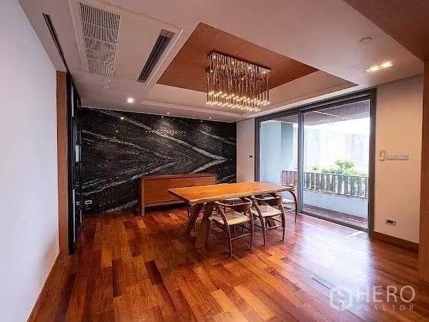 คอนโด ขายในYan Nawa, Bangkok - ห้องทานอาหารมีโคมแชนเดอเลียร์ ผนังลายหินอ่อน และประตูเลื่อนออกสู่เทอเรซ