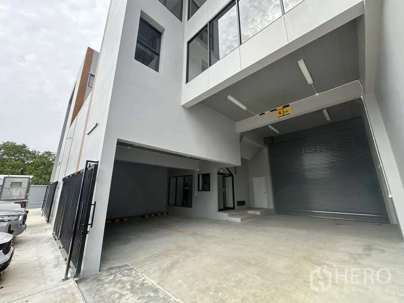 Factory for rent or sale in Bang Bua Thong, Nonthaburi - Covered loading bay with 4.2 m clearance and a wide roller shutter door.