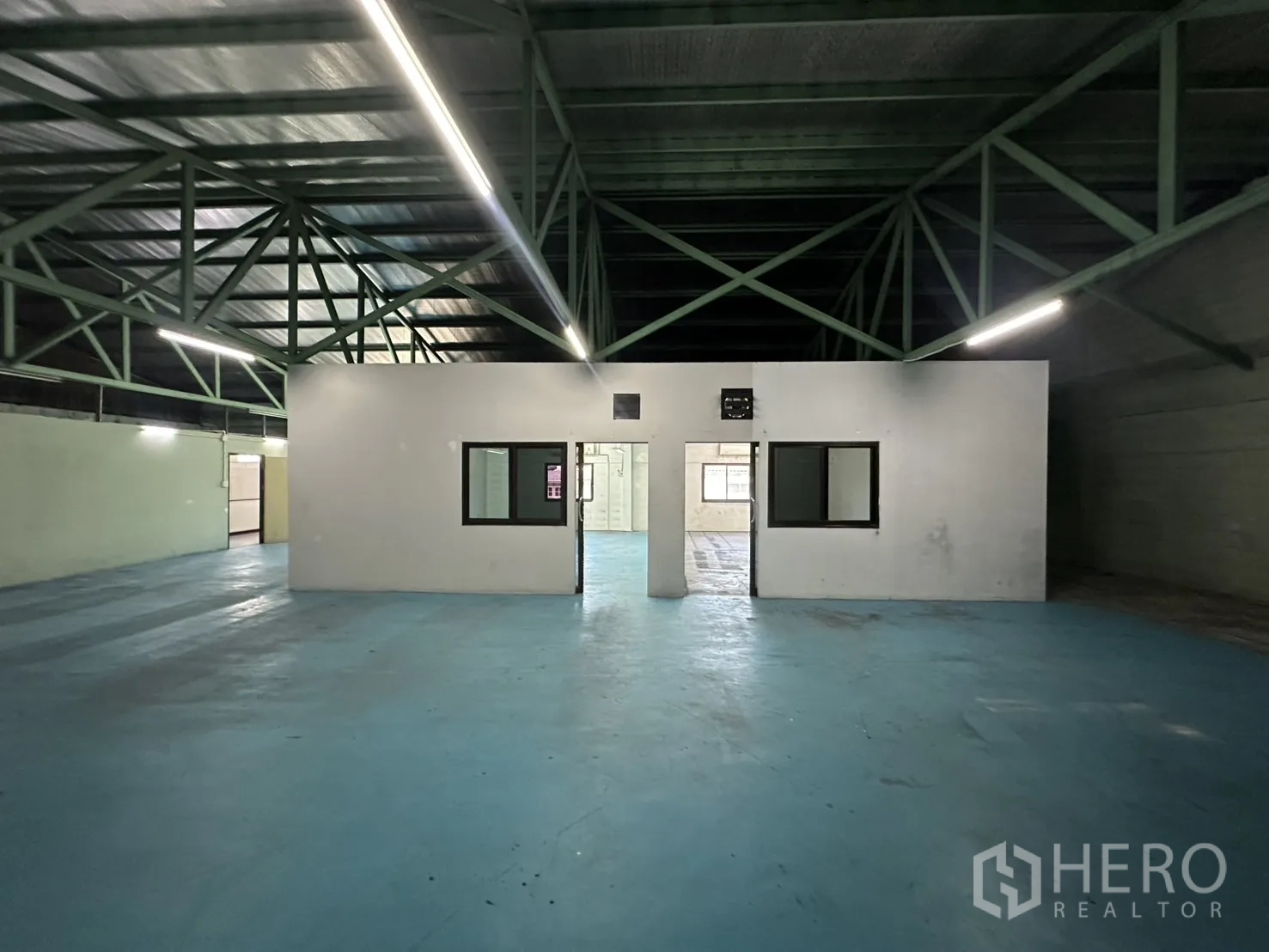 Warehouse for rent in Bang Na, Bangkok - Upper-floor warehouse hall with steel truss roof and central office box.
