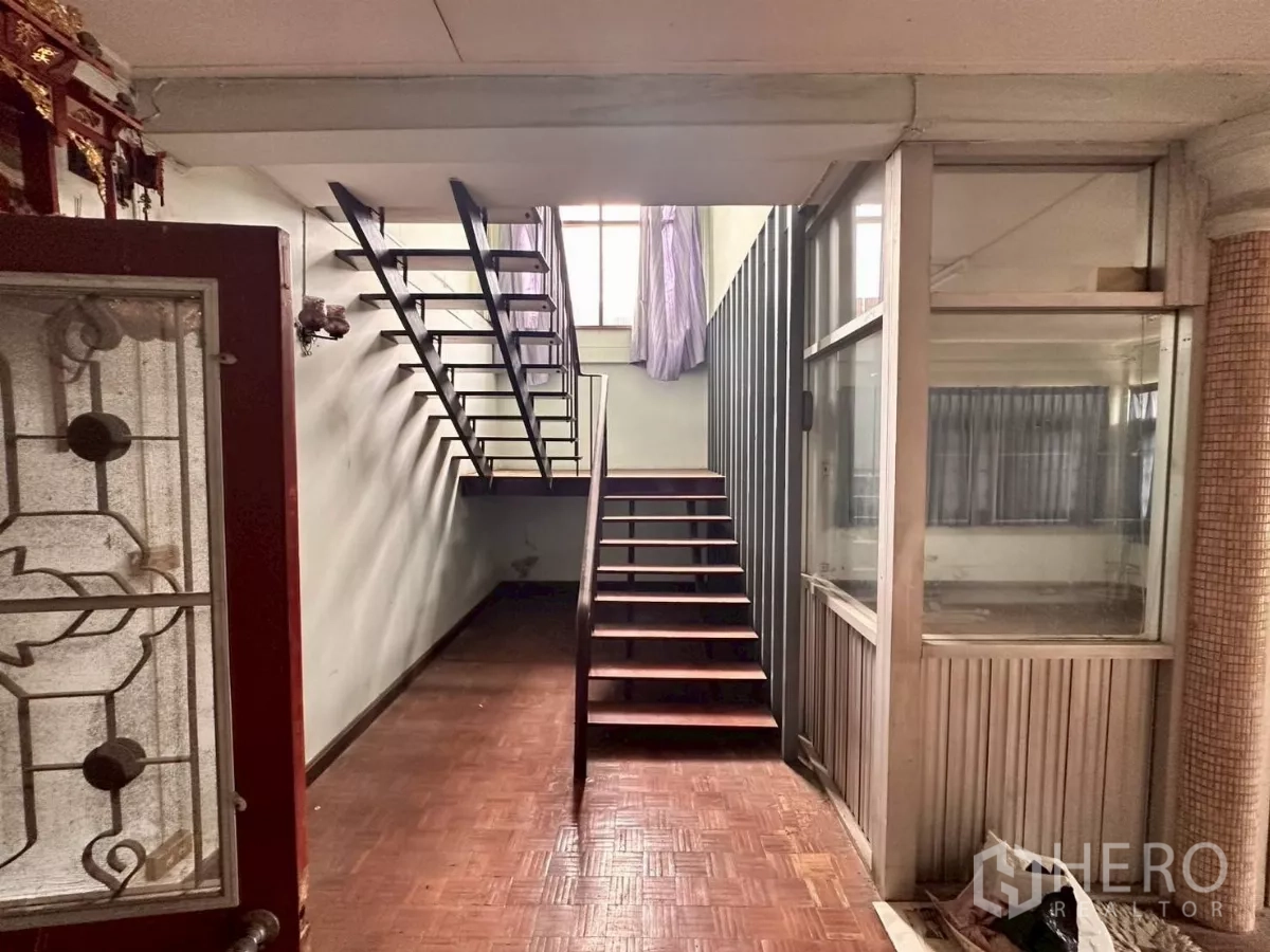 零售空间 出租在Khlong Toei, Bangkok - 入口走廊，楼梯与玻璃隔间，布局灵活