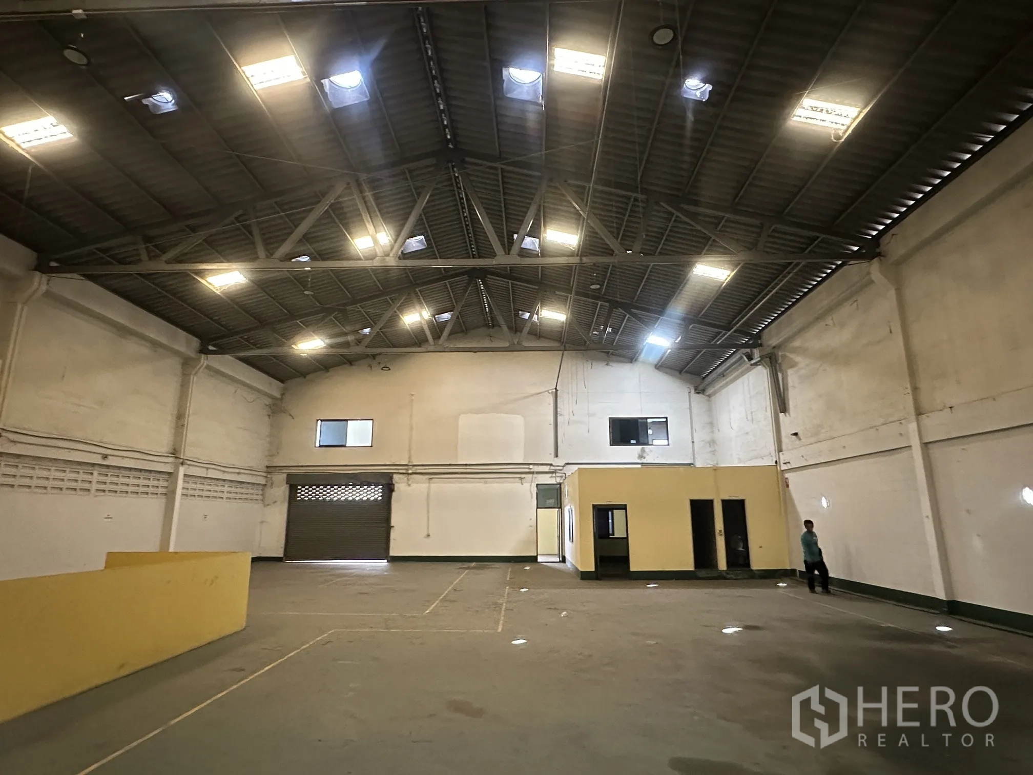 Factory for rent in Lat Lum Kaeo, Pathum Thani - Wide factory floor with bright lighting, steel trusses, and small office partitions.