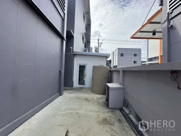 工厂 出租在Lam Luk Ka, Pathum Thani - 沿厂房墙面的服务通道，设有水箱与机电区