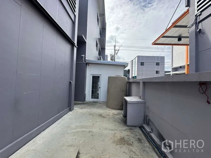 工厂 出租在Lam Luk Ka, Pathum Thani - 沿厂房墙面的服务通道，设有水箱与机电区