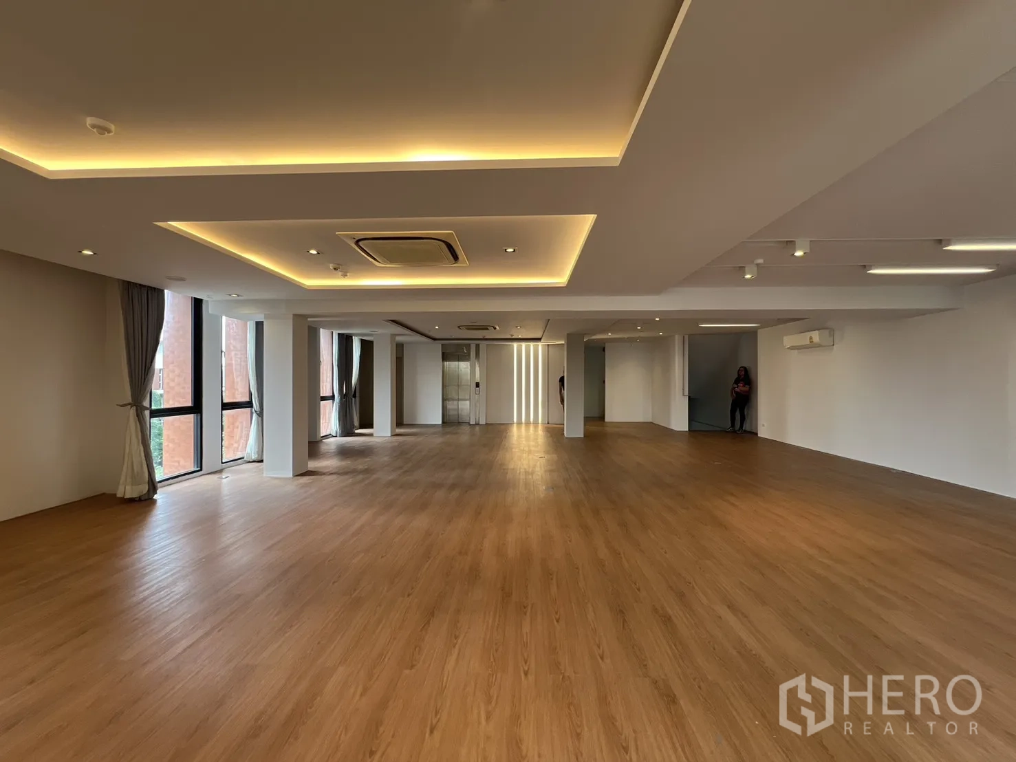 Retail Space for rent in Khlong Toei, Bangkok - Upper-floor open space with cove lighting, windows and elevator access.