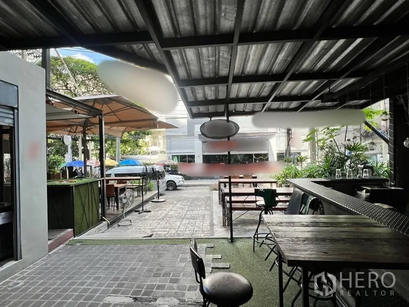 Retail Space for rent in Watthana, Bangkok - Covered bar seating looking out to a courtyard with tables and easy city street access.