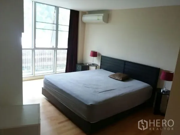 公寓 出租在Phaya Thai, Bangkok - 采光充足的卧室，配大床、床头柜、空调与落地窗。