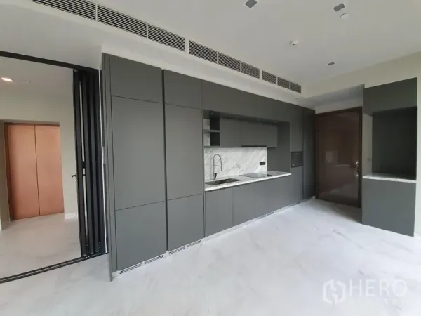 คอนโด ให้เช่าในWatthana, Bangkok - ครัวบิลท์อินสีเทาแมตต์ พร้อมแผงกันเปื้อนหินและตู้เก็บของครบ