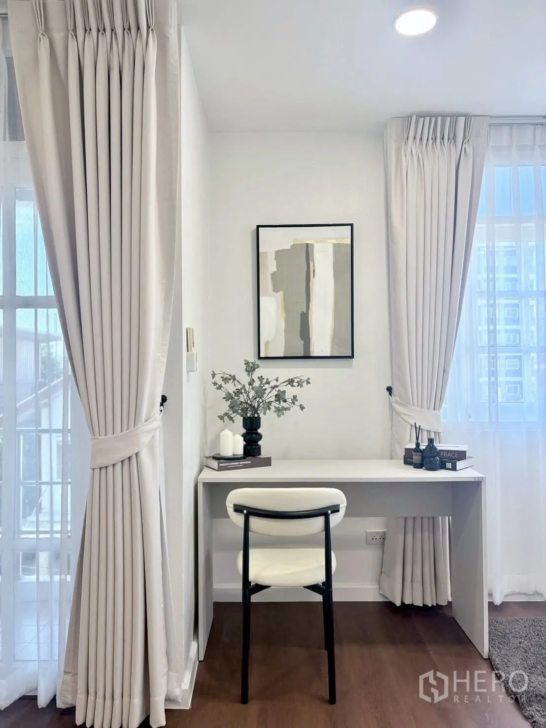 ทาวน์เฮาส์ for rent in Huai Khwang, Bangkok - มุมนั่งทำงานสว่าง โต๊ะสีขาวและเก้าอี้ข้างหน้าต่างเต็มบาน
