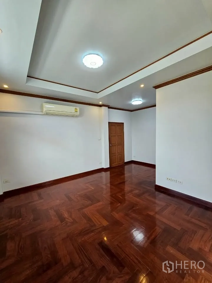 带办公室的家 for rent in Wang Thonglang, Bangkok - 宽敞房间，筒灯与空调，木门与抛光木地板。