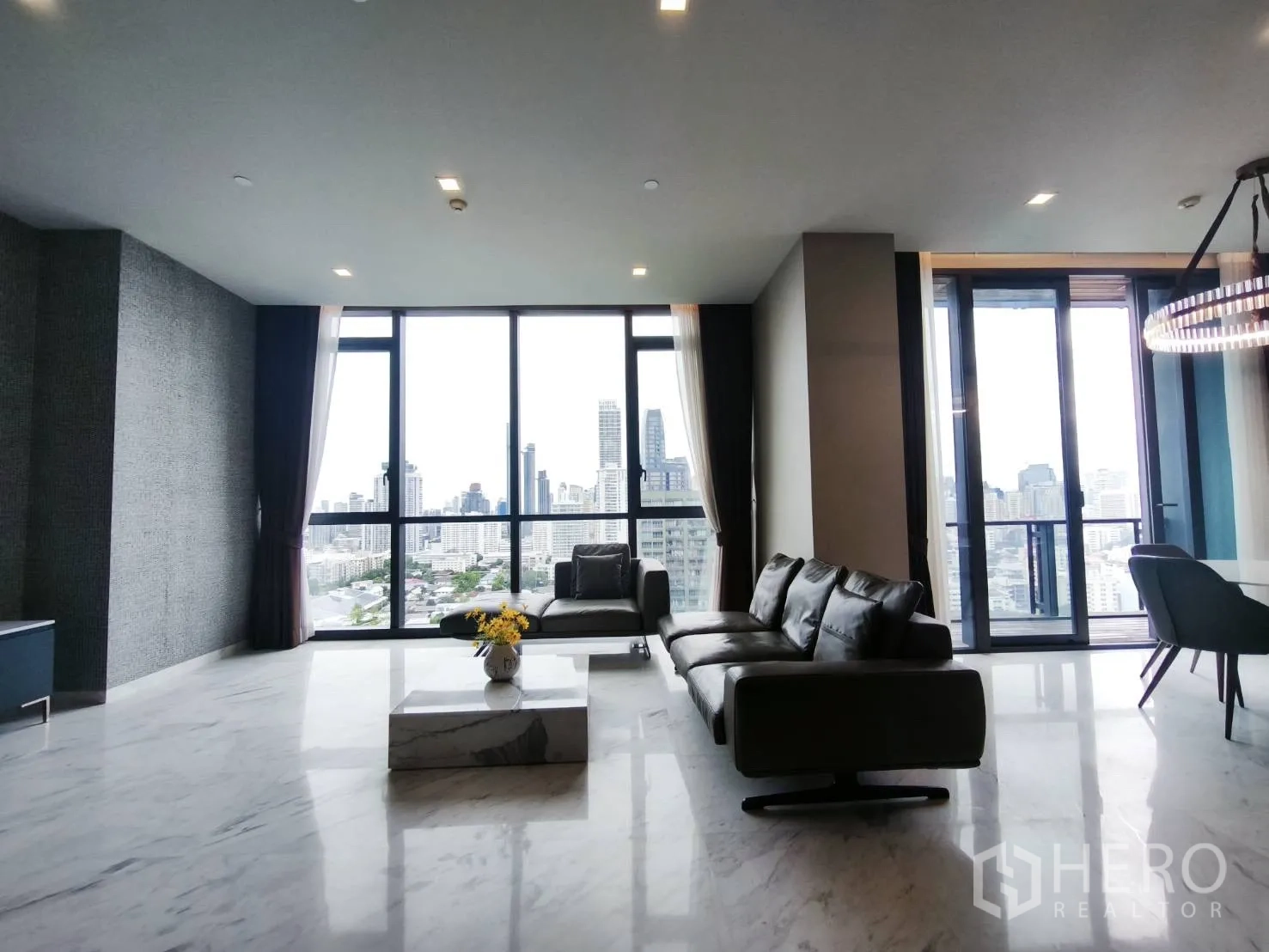 คอนโด for rent in Watthana, Bangkok - ห้องนั่งเล่นกระจกบานใหญ่ พื้นหินอ่อน และโซฟาหนัง