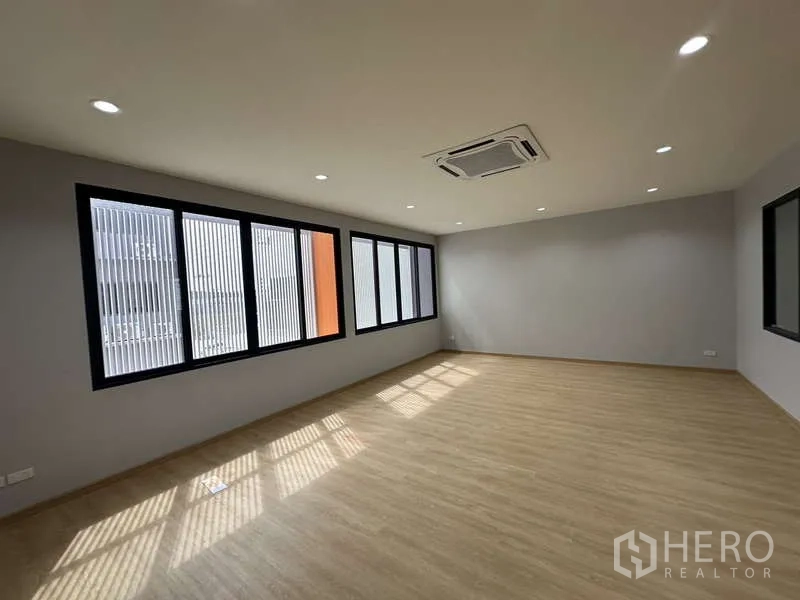 工厂 出租或出售在Lam Luk Ka, Pathum Thani - 长形会议或办公区，嵌入式空调与百叶窗。