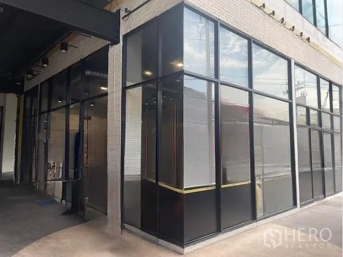 零售空间 出租 - 现代商业综合体中的转角店面，双面临街展示