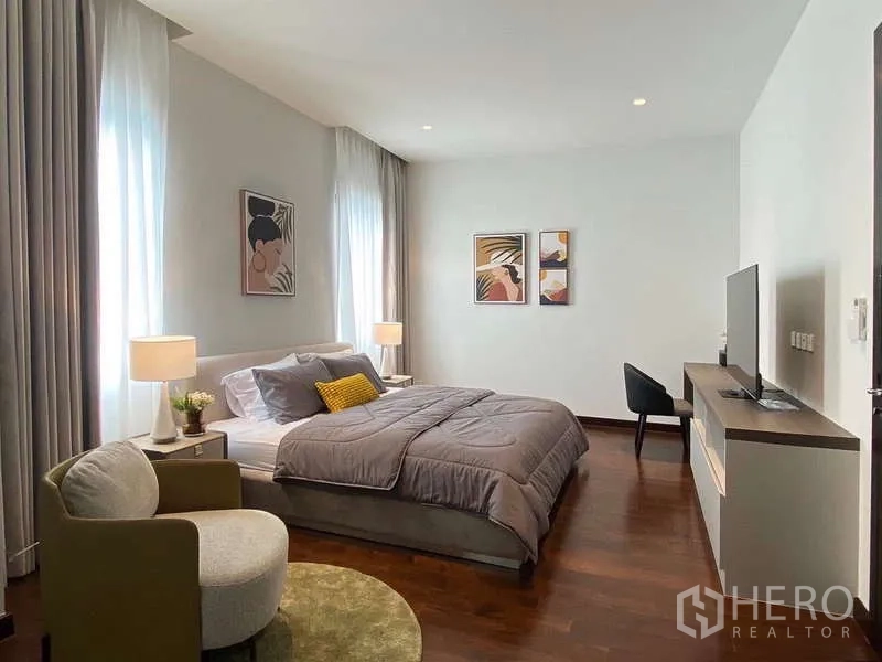 Detached House for rent or sale in Lat Krabang, Bangkok - Guest bedroom with TV unit, work desk, and large windows.
