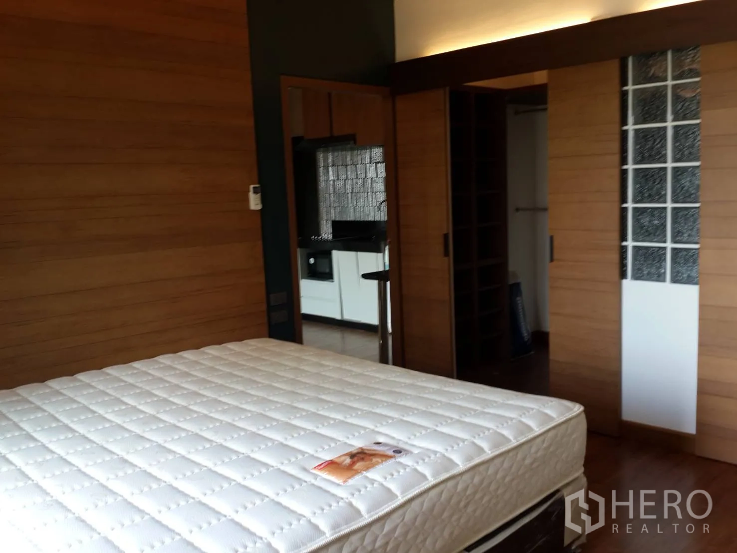 คอนโด ให้เช่าในWatthana, Bangkok - ห้องนอนกว้างพร้อมที่นอน ตู้เสื้อผ้าบานสไลด์ และมองเห็นครัวแบบเปิด