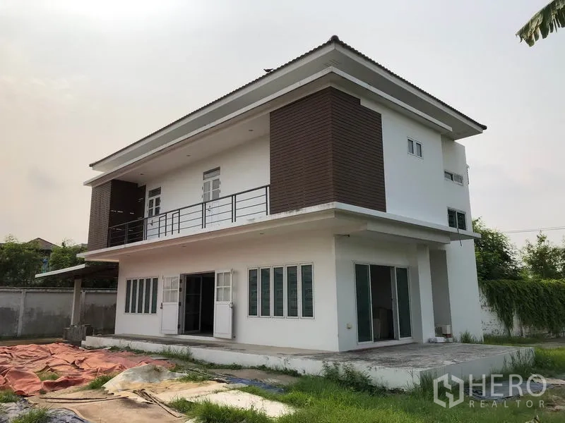 บ้าน ขายในBang Khen, Bangkok - บ้านเดี่ยวสองชั้นสไตล์โมเดิร์น ภายนอกมีระเบียง กรุลายไม้ หน้าต่างบานใหญ่ และลานบ้านในรั้วรอบขอบชิด